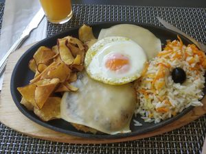 Hambúrguer de vegetais, servido com queijo,ovo, batata e arroz at Sabor & Arte in Coimbra