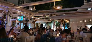 Cadre festif at Nice n Easy in Mykonos
