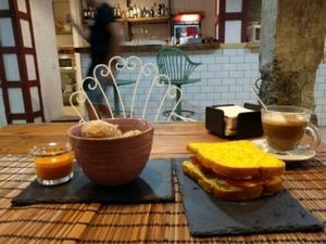 Gran Kanarische Spezialtät: Pappas Arugadas. Dazu Sandwich und Mokkashok at Bioloco in Gran Canaria