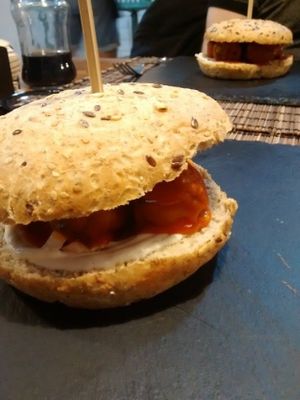 Veggie meatball sandwich / Meatball sandwiches are also traditional in the Canary Islands. This is the vegan version with veggie meatballs at Bioloco in Gran Canaria