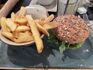 „Weltenbummler“ Burger with Jalapeño and herbal salad #Veganuary at Hans im Glück in Koblenz