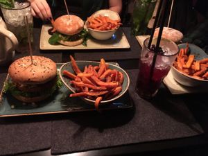 Dinner menu: Burger with sweet potato fries and a cocktail of your choice at Hans im Glück in Koblenz
