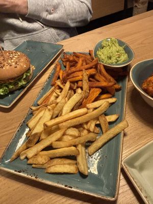 Große gemischte Fritten mit Avocadocreme  at Hans im Glück in Koblenz