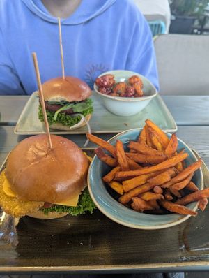 Vegan 'chicken' truffle burger with sweet potato fries. Vegan 'beef' and mushroom burger with cauliflower wings. at Hans im Glück in Koblenz