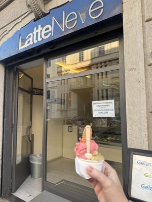 Pistachio and Strawberry scoops 🍨   at Gelateria Latteneve in Milan