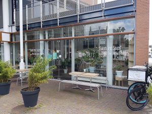 front + some outdoor seating at VERS Saladebar in Hilversum