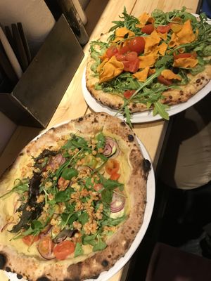Linsen Pizza und Holy Guacamoly at 485Grad Pizza in Cologne