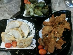 appetiser - fried dumplings, fried chicken and chicken in pandan leaves at Veggie King in Central Singapore