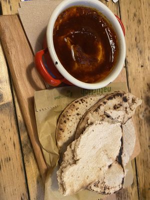 Hummus mit Fladenbrot  at Im Herzen Afrikas in Mainz