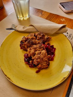 Vegan berrie crumble at Earth Shop and Cafe in Carvoeiro