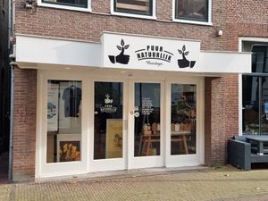 Front (was sunday - closed) at Puur Natuurlijk in Vlaardingen