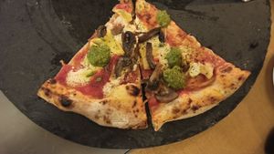 Pizza Alcachofra com Pesto e Funghi at Vesuvio in Recife