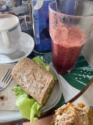 Smoothie nr 1 und vegan Sandwich   at Cecicafe in Fuerteventura