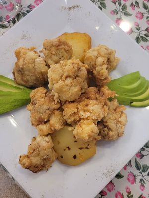 fried cauliflower with potatoes and avocado at Mamashana in Nazca
