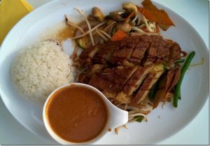 Vegane Ente mit frischem Gemüse und Erdnuss Sauce, köstlich  at Asia-Chay Vegan Cuisine in Bottrop