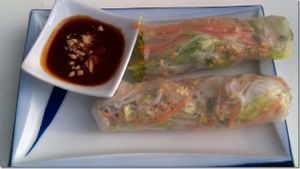 Sommerrollen mit Reispapier, Kräutern, Erdnüssen, Salat, Seitan und Hoisin Dip at Asia-Chay Vegan Cuisine in Bottrop