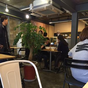 inside is modern style - very clean - fresh at Refresh5.7 - 리프레쉬 5.7 연남동점 in Seoul