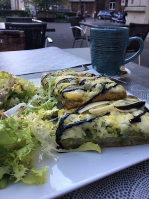 creamy pizza slices w/ green pesto at L'Eden Sans Gluten in Strasbourg
