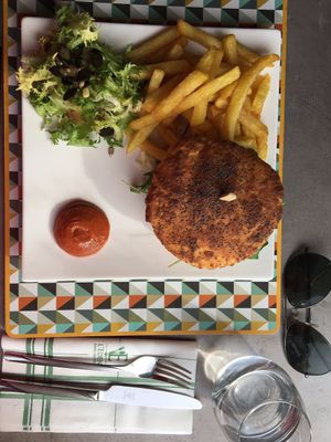 vegan burger at L'Eden Sans Gluten in Strasbourg