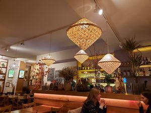 freundlichen Atmosphäre at Hum Vegan Cuisine in Berlin