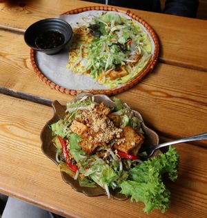 Vegan omelette & tofu salad at Hum Vegan Cuisine in Berlin