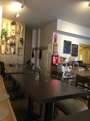 Reserved seating for a Lidl bag :-) at Hum Vegan Cuisine in Berlin