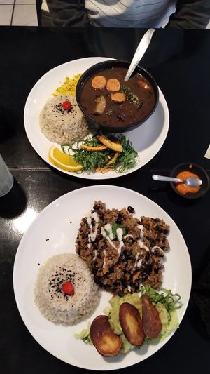 O prato de cima é feijoada vegana e o de baixo é chili! at SuBte Vegan in Sao Paulo