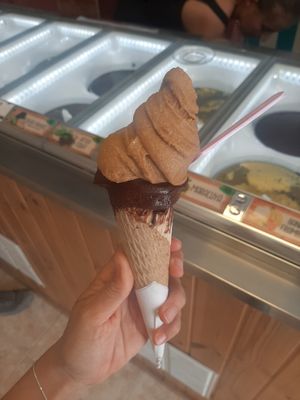 Helado de caramelo salado y chocolate negro vegan at Heladeria La Nativa in Fuerteventura