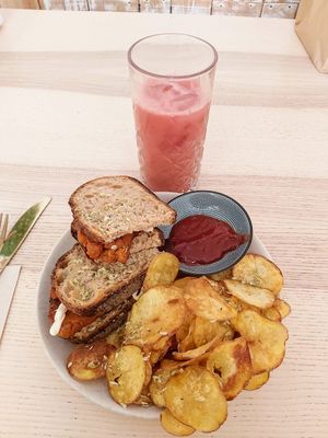 Seitanas with chips at O Xexexe in Costa Da Caparica
