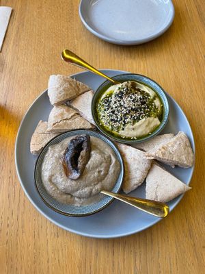 hummus e pate de cogumelos com pão pita  at O Xexexe in Costa Da Caparica