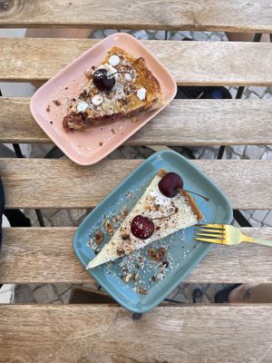 tarte de lima e côco; tarte de robarbo e maçã  at O Xexexe in Costa Da Caparica
