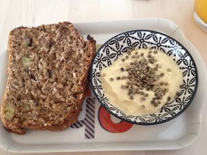 Banana bread toast with hummus at O Xexexe in Costa Da Caparica