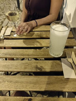 lemon juice and white wine at O Xexexe in Costa Da Caparica