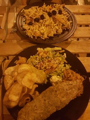 Jacalhau à Brás e Sem peixe e chips.. yummmieeee at O Xexexe in Costa Da Caparica