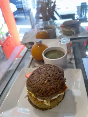 Green burger 100% vègètal at La Boite a Dejeuner in Le Mans