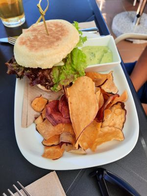 Burguer de tempeh at Alfarroba Cafe in Albufeira