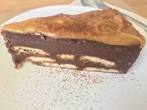 Tarte choco bolacha e amendoim  at Alfarroba Cafe in Albufeira