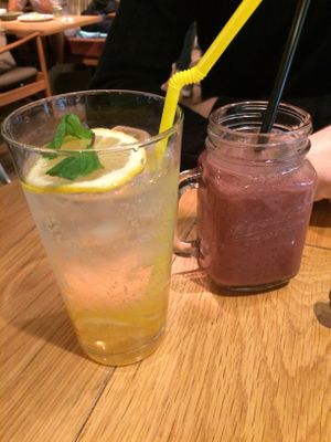 Lemonade and smoothie (oct. 2017) at Mr. Farmer - Shinjuku in Tokyo