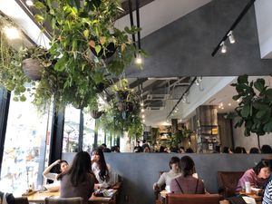 女子会が多い at Mr. Farmer - Shinjuku in Tokyo