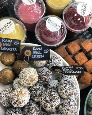 Rawbolls and smoothies at Bahlsam Living and Cafe in Ahus