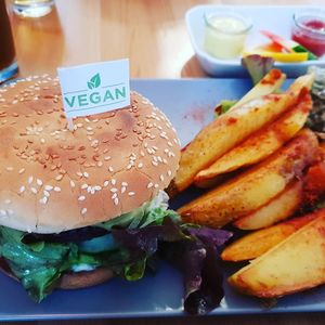 Burger mit Wedges at Ich Bin So Frey in Landau