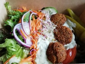 Falafelteller at Ich Bin So Frey in Landau