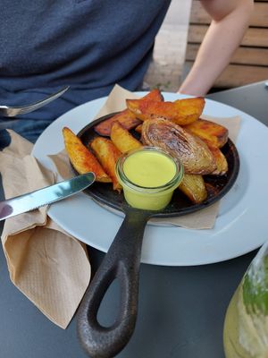 Wedges at Ich Bin So Frey in Landau