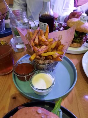 Pommes mit BBQ Soße und Aioli at Ich Bin So Frey in Landau