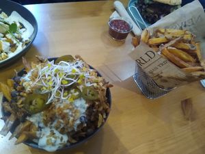 Loaded fries with beans, mince, sour cream at Ich Bin So Frey in Landau