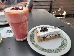 Verrücktes Getränk: Rosenblütenlatte und eine mega gute Blaubeercremetorte at Ich Bin So Frey in Landau