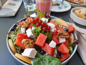 Saison Salat mit veganem Feta,Walnüssen,Melone,etc.und einem Mango-Maracuja-Dressing (man kann aus 3 Dressingarten wählen) at Ich Bin So Frey in Landau