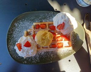 Waffel mit Vanilleeis, Sahne und Erdbeeren at Ich Bin So Frey in Landau