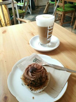 Vegan cupcake and latte at Ich Bin So Frey in Landau