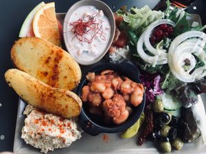 Griechische Platte mit Tzatziki, Kartoffeln , Weiße Bohnen mit Soße, Hummus, gefülltes Weinblatt, Oliven Peperoni und verschiedene frische Salate. 😍🤩 at Ich Bin So Frey in Landau